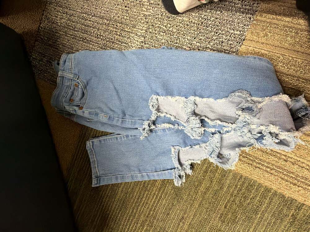 Fashion Nova Distressed Cutout Skinny Jeans Size 7/8 - Picture 3 of 3
